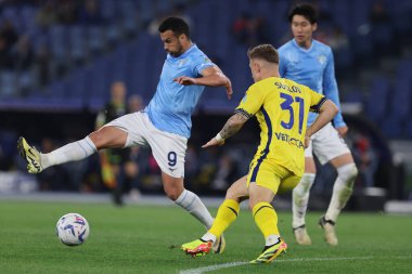 Roma, İtalya 27.04.2024: Lazio 'lu Pedro, Serie A Tim 2023-2024 futbol karşılaşmasında Verona' lı Suslov, Roma 'daki Olimpiyat Stadyumu' nda SS LAZIO-HELLAS VERONA.