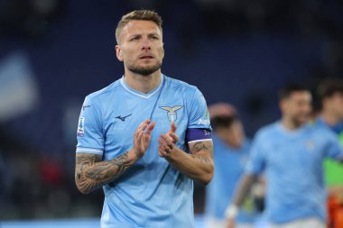 Roma, İtalya 27.04.2024: Lazio 'lu Ciro Immobile Serie A Tim 2023-2024 futbol karşılaşması sonunda zaferi kutladı.