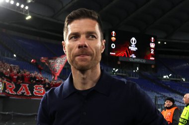  Roma, İtalya 2.05.2024: Leverkusen takımı UEFA Avrupa Ligi 2023-2024, yarı final bacağı 1, AS Roman Bayer 04 Leverkusen ile Roma Olimpiyat Stadyumu 'nda oynanan futbol karşılaşması öncesinde hizaya geldi..