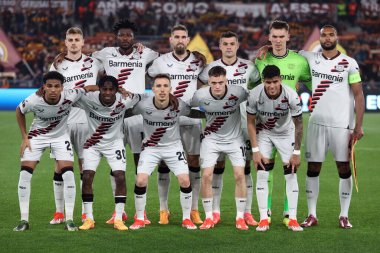  Roma, İtalya 2.05.2024: Leverkusen takımı UEFA Avrupa Ligi 2023-2024, yarı final bacağı 1, AS Roman Bayer 04 Leverkusen ile Roma Olimpiyat Stadyumu 'nda oynanan futbol karşılaşması öncesinde hizaya geldi..