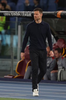  Roma, İtalya 2.05.2024: Leverkusen 'in Xabi Alonso teknik direktörü UEFA Avrupa Ligi 2023-2024, Avrupa Ligi yarı final bacağı 1, Roma' daki Olimpiyat Stadyumu 'nda AS Roman Bayer 04 Leverkusen maçında yarı final karşılaşması öncesinde ısındı.