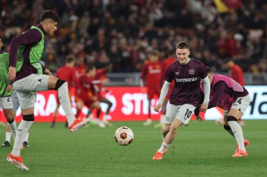  Roma, İtalya 2.05.2024: Leverkusen UEFA Avrupa Ligi 2023-2024, yarı final bacağı 1, AS Romanlar Bayer 04 Leverkusen ile Roma Olimpiyat Stadyumu 'nda oynanan futbol karşılaşması öncesinde ısındı.