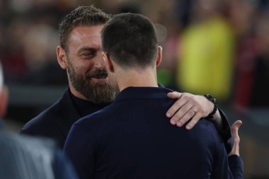 Roma, İtalya 2.05.2024: Daniele De Rossi Roma teknik direktörü Xabi Alonso 'yu UEFA Avrupa Ligi 2023-2024 öncesi teknik direktör olarak selamladı, yarı final 1, AS Romanları Bayer 04 Leverkusen' e karşı Roma Olimpiyat Stadyumu 'nda oynanan futbol karşılaşması.