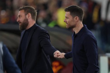 Roma, İtalya 2.05.2024: Daniele De Rossi Roma teknik direktörü Xabi Alonso 'yu UEFA Avrupa Ligi 2023-2024 öncesi teknik direktör olarak selamladı, yarı final 1, AS Romanları Bayer 04 Leverkusen' e karşı Roma Olimpiyat Stadyumu 'nda oynanan futbol karşılaşması.