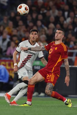 Roma, İtalya 2.05.2024: Leverkusen 'den Piero Hincapie, UEFA Avrupa Ligi 2023-2024 sezonunda Roman Gianluca Mancini, Avrupa Ligi yarı final 1, Roma' daki Bayer 04 Leverkusen Olimpiyat Stadyumu 'nda AS Roman Bayer 04 Leverkusen arasındaki futbol karşılaşması.