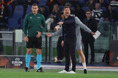 Roma, İtalya 2.05.2024: Leverkusen takımının Xabi Alonso teknik direktörü UEFA Avrupa Ligi 2023-2024, yarı final bacağı 1, AS Roman Bayer 04 Leverkusen ile Roma Olimpiyat Stadyumu 'nda oynanan futbol karşılaşması sırasında hakemle protesto etti.