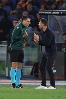Roma, İtalya 2.05.2024: Leverkusen takımının Xabi Alonso teknik direktörü UEFA Avrupa Ligi 2023-2024, yarı final bacağı 1, AS Roman Bayer 04 Leverkusen ile Roma Olimpiyat Stadyumu 'nda oynanan futbol karşılaşması sırasında hakemle protesto etti.