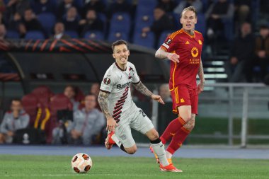 Roma, İtalya 2.05.2024: Leverkusen 'den Alejandro Grimaldo, UEFA Avrupa Ligi 2023-2024 sezonunda Roman Rick Kasdorp, yarı final bacağı 1, Roma' daki Olimpiyat Stadyumu 'nda AS Roman Bayer 04 Leverkusen' e karşı oynanan futbol karşılaşması.