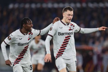 Roma, İtalya 2.05.2024: Leverkusene 'li Florian Wirtz, UEFA Avrupa Ligi 2023-2024, yarı final 1, Roma' daki Olimpiyat Stadyumu 'nda AS Romanları Bayer 04 Leverkusen' e karşı oynanan futbol karşılaşmasında 0-1 'lik golü attı ve takımla birlikte kutladı..
