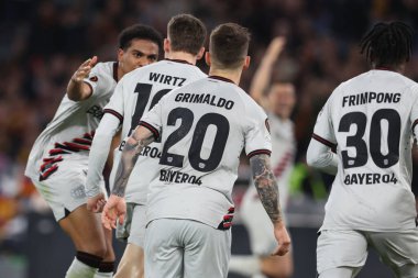 Roma, İtalya 2.05.2024: Leverkusene 'li Florian Wirtz, UEFA Avrupa Ligi 2023-2024, yarı final 1, Roma' daki Olimpiyat Stadyumu 'nda AS Romanları Bayer 04 Leverkusen' e karşı oynanan futbol karşılaşmasında 0-1 'lik golü attı ve takımla birlikte kutladı..