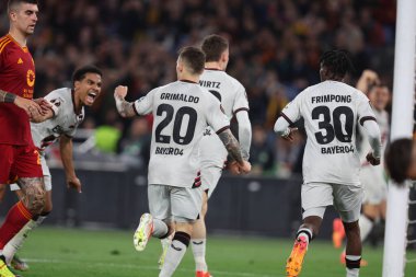 Roma, İtalya 2.05.2024: Leverkusene 'li Florian Wirtz, UEFA Avrupa Ligi 2023-2024, yarı final 1, Roma' daki Olimpiyat Stadyumu 'nda AS Romanları Bayer 04 Leverkusen' e karşı oynanan futbol karşılaşmasında 0-1 'lik golü attı ve takımla birlikte kutladı..