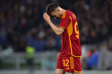 Roma, İtalya 2.05.2024: UEFA Avrupa Ligi 2023-2024, yarı final 1, AS Romanları Bayer 04 Leverkusen 'e karşı Roma Olimpiyat Stadyumu' nda oynanan futbol karşılaşması sonrasında Romanlardan Stephan El Shaarawy 'yi hayal kırıklığına uğrattı..