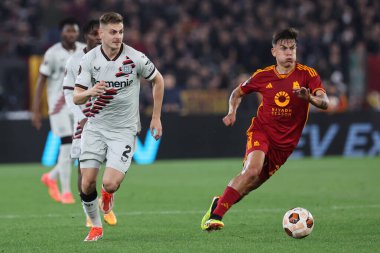 Roma, İtalya 2.05.2024: Leverkusen 'den Josip Stanisiç, UEFA Avrupa Ligi 2023-2024 sezonunda Roman Paulo Dybala, yarı final bacağı 1, Roma' daki Olimpiyat Stadyumu 'nda AS Roman Bayer 04 Leverkusen' e karşı oynanan futbol karşılaşması.