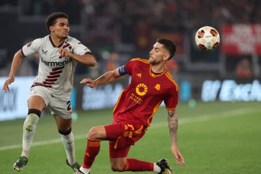 Roma, İtalya 2.05.2024: Leverkusen 'li Amine Adli, UEFA Avrupa Ligi 2023-2024 sezonunda Romanyalı Lorenzo Pellegrini, Roma' daki Olimpiyat Stadyumu 'nda AS Roman Bayer 04 Leverkusen' e karşı oynadığı yarı final karşılaşması..