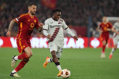 Roma, İtalya 2.05.2024: Romanlardan Leonardo Spinazzola, Leverkusen 'den Jeremie Frimpong 2023-2024 UEFA Avrupa Ligi' nde, yarı final bacağı 1, AS Roman Bayer 04 Leverkusen 'e karşı Roma Olimpiyat Stadyumu' nda oynanan futbol karşılaşması.