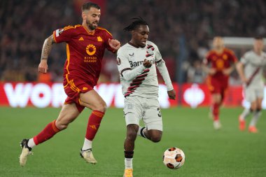 Roma, İtalya 2.05.2024: Romanlardan Leonardo Spinazzola, Leverkusen 'den Jeremie Frimpong 2023-2024 UEFA Avrupa Ligi' nde, yarı final bacağı 1, AS Roman Bayer 04 Leverkusen 'e karşı Roma Olimpiyat Stadyumu' nda oynanan futbol karşılaşması.