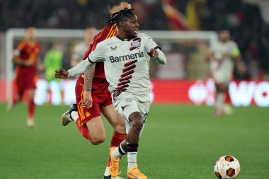 Roma, İtalya 2.05.2024: Romanlardan Leonardo Spinazzola, Leverkusen 'den Jeremie Frimpong 2023-2024 UEFA Avrupa Ligi' nde, yarı final bacağı 1, AS Roman Bayer 04 Leverkusen 'e karşı Roma Olimpiyat Stadyumu' nda oynanan futbol karşılaşması.