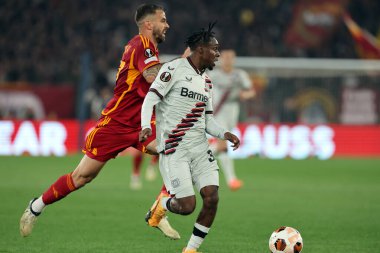 Roma, İtalya 2.05.2024: Romanlardan Leonardo Spinazzola, Leverkusen 'den Jeremie Frimpong 2023-2024 UEFA Avrupa Ligi' nde, yarı final bacağı 1, AS Roman Bayer 04 Leverkusen 'e karşı Roma Olimpiyat Stadyumu' nda oynanan futbol karşılaşması.