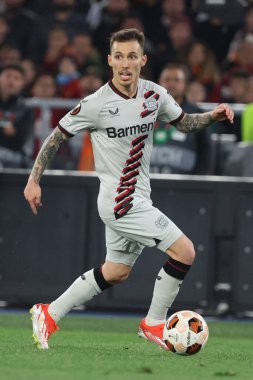 Roma, İtalya 2.05.2024: UEFA Avrupa Ligi 2023-2024 sezonunda Leverkusen 'den Alejandro Grimaldo, yarı final 1-2024, AS Roma Bayer 04 Leverkusen' e karşı Roma Olimpiyat Stadyumu 'nda oynanan yarı final maçı.