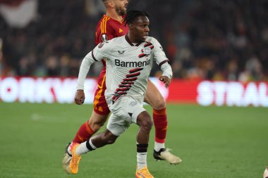 Roma, İtalya 2.05.2024: Romanlardan Leonardo Spinazzola, Leverkusen 'den Jeremie Frimpong 2023-2024 UEFA Avrupa Ligi' nde, yarı final bacağı 1, AS Roman Bayer 04 Leverkusen 'e karşı Roma Olimpiyat Stadyumu' nda oynanan futbol karşılaşması.