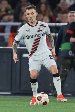 Roma, İtalya 2.05.2024: UEFA Avrupa Ligi 2023-2024 sezonunda Leverkusen 'den Alejandro Grimaldo, yarı final 1-2024, AS Roma Bayer 04 Leverkusen' e karşı Roma Olimpiyat Stadyumu 'nda oynanan yarı final maçı.