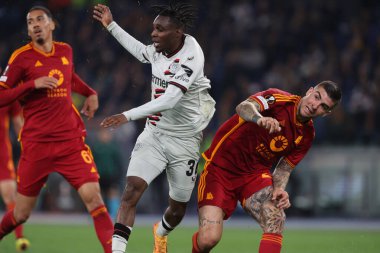Roma, İtalya 2.05.2024: Leverkusen 'den Jeremie Frimpong, UEFA Avrupa Ligi 2023-2024 sezonunda Roman Gianluca Mancini, yarı final 1, Roma' daki Bayer 04 Leverkusen Olimpiyat Stadyumu 'nda AS Romanlar arasında oynanan futbol karşılaşması.