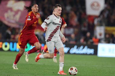 Roma, İtalya 2.05.2024: Leverkusen 'li Florian Wirtz, UEFA Avrupa Ligi 2023-2024 döneminde Roman Chris Smalling, Roma' daki Olimpiyat Stadyumu 'nda AS Roman Bayer 04 Leverkusen' e karşı oynanan yarı final karşılaşması..