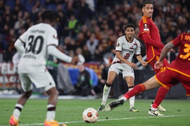 Roma, İtalya 2.05.2024: UEFA Avrupa Ligi 2023-2024 sezonunda Roma 'nın Bayer 04 Leverkusen Olimpiyat Stadyumu' nda AS Roma ile Bayer 04 Leverkusen arasında oynanan yarı final karşılaşmasında, Leverkusen Amine Adli, Roma 'nın Chris Smalling, UEFA Avrupa Ligi 2023-2024 sezonunda.