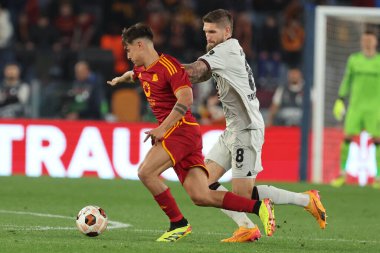 Roma, İtalya 2.05.2024: Romanlardan Paulo Dybala, UEFA Avrupa Ligi 2023-2024 sezonunda Leverkusen 'den Robert Andrich, Roma' daki Olimpiyat Stadyumu 'nda AS Roman Bayer 04 Leverkusen' e karşı oynadığı yarı final karşılaşması..