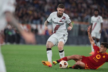 Roma, İtalya 2.05.2024: Leverkusen 'li Robert Andrich, UEFA Avrupa Ligi 2023-2024 sezonunda Romanyalı Paulo Dybala, yarı final bacağı 1, AS Roman Bayer 04 Leverkusen ile Roma Olimpiyat Stadyumu' nda oynanan futbol karşılaşması.