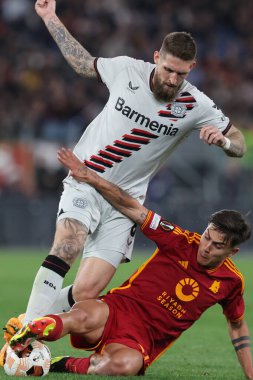 Roma, İtalya 2.05.2024: Leverkusen 'li Robert Andrich, UEFA Avrupa Ligi 2023-2024 sezonunda Romanyalı Paulo Dybala, yarı final bacağı 1, AS Roman Bayer 04 Leverkusen ile Roma Olimpiyat Stadyumu' nda oynanan futbol karşılaşması.