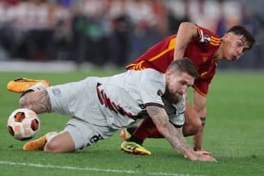 Roma, İtalya 2.05.2024: Leverkusen 'li Robert Andrich, UEFA Avrupa Ligi 2023-2024 sezonunda Romanyalı Paulo Dybala, yarı final bacağı 1, AS Roman Bayer 04 Leverkusen ile Roma Olimpiyat Stadyumu' nda oynanan futbol karşılaşması.
