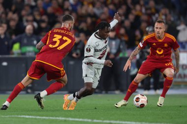 Roma, İtalya 2.05.2024: Leverkusen 'den Jeremie Frimpong, UEFA Avrupa Ligi 2023-2024 döneminde Romanyalı Angelino, Avrupa Ligi yarı final bacağı 1, Roma' daki Olimpiyat Stadyumu 'nda AS Romanlar Bayer 04 Leverkusen' e karşı oynadığı futbol karşılaşması.