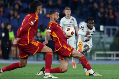 Roma, İtalya 2.05.2024: UEFA Avrupa Ligi 2023-2024 sezonunda Leverkusen 'den Jeremie Frimpong ve Roma' dan Leonardo Spinazzola, Roma 'daki Bayer 04 Leverkusen Olimpiyat Stadyumu' nda AS Roma ile Bayer 04 Leverkusen arasında oynanan yarı final karşılaşması..