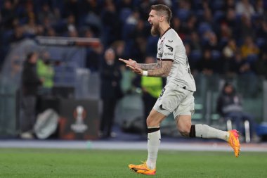 Roma, İtalya 2.05.2024: Leverkusen 'den Robert Andrich 0-2' lik golü attı ve UEFA Avrupa Ligi 2023-2024, yarı final 1, AS Roman Bayer 04 Leverkusen ile Roma Olimpiyat Stadyumu 'nda oynanan futbol karşılaşması sırasında takımla birlikte kutladı..
