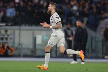 Roma, İtalya 2.05.2024: Leverkusen 'den Robert Andrich 0-2' lik golü attı ve UEFA Avrupa Ligi 2023-2024, yarı final 1, AS Roman Bayer 04 Leverkusen ile Roma Olimpiyat Stadyumu 'nda oynanan futbol karşılaşması sırasında takımla birlikte kutladı..