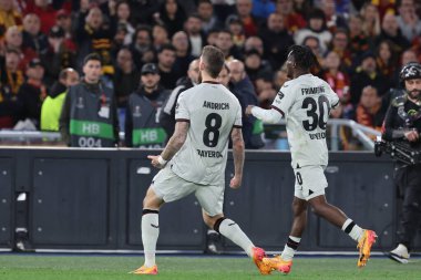 Roma, İtalya 2.05.2024: Leverkusen 'den Robert Andrich 0-2' lik golü attı ve UEFA Avrupa Ligi 2023-2024, yarı final 1, AS Roman Bayer 04 Leverkusen ile Roma Olimpiyat Stadyumu 'nda oynanan futbol karşılaşması sırasında takımla birlikte kutladı..