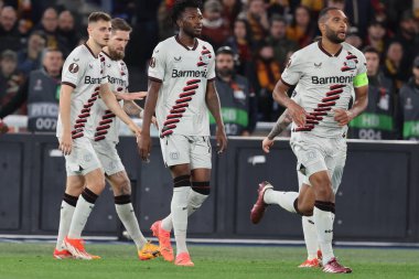 Roma, İtalya 2.05.2024: Leverkusen 'den Robert Andrich 0-2' lik golü attı ve UEFA Avrupa Ligi 2023-2024, yarı final 1, AS Roman Bayer 04 Leverkusen ile Roma Olimpiyat Stadyumu 'nda oynanan futbol karşılaşması sırasında takımla birlikte kutladı..