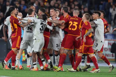 Roma, İtalya 2.05.2024: UEFA Avrupa Ligi 2023-2024 sezonunda Leverkusen 'li Robert Andrich' in golünün ardından oyuncular arasında tartışma, yarı final bacağı 1, AS Romanları Bayer 04 Leverkusen 'e karşı Roma Olimpiyat Stadyumu' nda oynanan maç.