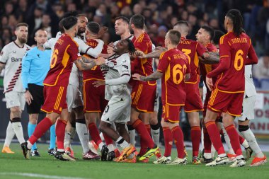 Roma, İtalya 2.05.2024: UEFA Avrupa Ligi 2023-2024 sezonunda Leverkusen 'li Robert Andrich' in golünün ardından oyuncular arasında tartışma, yarı final bacağı 1, AS Romanları Bayer 04 Leverkusen 'e karşı Roma Olimpiyat Stadyumu' nda oynanan maç.