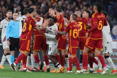 Roma, İtalya 2.05.2024: UEFA Avrupa Ligi 2023-2024 sezonunda Leverkusen 'li Robert Andrich' in golünün ardından oyuncular arasında tartışma, yarı final bacağı 1, AS Romanları Bayer 04 Leverkusen 'e karşı Roma Olimpiyat Stadyumu' nda oynanan maç.