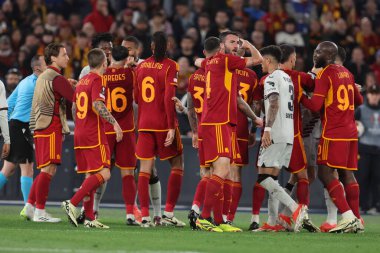 Roma, İtalya 2.05.2024: UEFA Avrupa Ligi 2023-2024 sezonunda Leverkusen 'li Robert Andrich' in golünün ardından oyuncular arasında tartışma, yarı final bacağı 1, AS Romanları Bayer 04 Leverkusen 'e karşı Roma Olimpiyat Stadyumu' nda oynanan maç.
