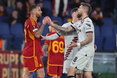 Roma, İtalya 2.05.2024: UEFA Avrupa Ligi 2023-2024 sezonunda Leverkusen 'li Robert Andrich' in golünün ardından oyuncular arasında tartışma, yarı final bacağı 1, AS Romanları Bayer 04 Leverkusen 'e karşı Roma Olimpiyat Stadyumu' nda oynanan maç.