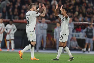 Roma, İtalya 2.05.2024: Leverkusen 'den Robert Andrich 0-2' lik golü attı ve UEFA Avrupa Ligi 2023-2024, yarı final 1, AS Roman Bayer 04 Leverkusen ile Roma Olimpiyat Stadyumu 'nda oynanan futbol karşılaşması sırasında takımla birlikte kutladı..
