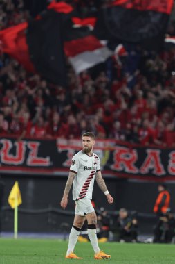 Roma, İtalya 2.05.2024: Leverkusen 'den Robert Andrich 0-2' lik golü attı ve UEFA Avrupa Ligi 2023-2024, yarı final 1, AS Roman Bayer 04 Leverkusen ile Roma Olimpiyat Stadyumu 'nda oynanan futbol karşılaşması sırasında takımla birlikte kutladı..