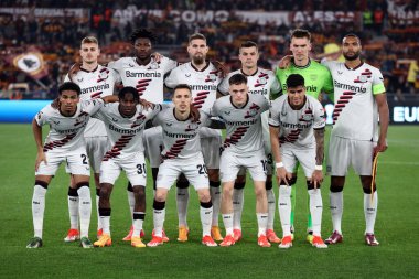  Roma, İtalya 2.05.2024: Leverkusen takımı UEFA Avrupa Ligi 2023-2024, yarı final bacağı 1, AS Roman Bayer 04 Leverkusen ile Roma Olimpiyat Stadyumu 'nda oynanan futbol karşılaşması öncesinde hizaya geldi..