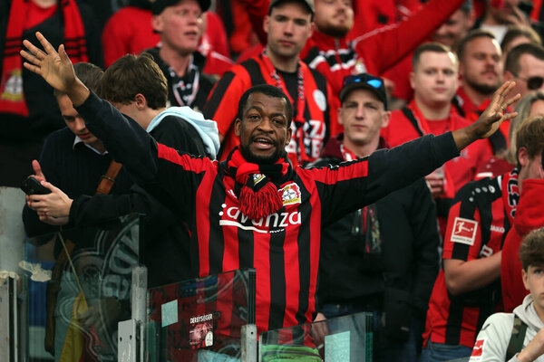 Рим, Италия 2.05.2024: Болельщики "Леверкузена" выступают перед Лигой Европы УЕФА 2023 / 2024, полуфинал 1-го этапа, футбольный матч между "Рома" и "Байер 04 Леверкузен" на Олимпийском стадионе в Риме.