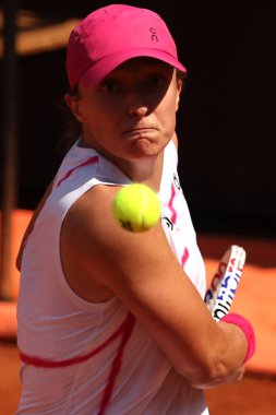 Roma, İtalya 13.05.2024: IGA SİYATEK POL VS ANGELIQUE KERBER GER GER BNL 2024 KADINLAR WTA 1000 CENTER COURT 'ta düzenlenen Roma Açık tenis turnuvası sırasında