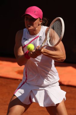 Roma, İtalya 13.05.2024: IGA SİYATEK POL VS ANGELIQUE KERBER GER GER BNL 2024 KADINLAR WTA 1000 CENTER COURT 'ta düzenlenen Roma Açık tenis turnuvası sırasında