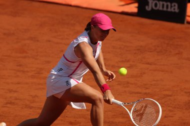 Roma, İtalya 13.05.2024: IGA SİYATEK POL VS ANGELIQUE KERBER GER GER BNL 2024 KADINLAR WTA 1000 CENTER COURT 'ta düzenlenen Roma Açık tenis turnuvası sırasında
